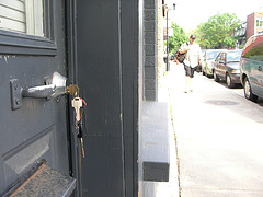 Photo de mon trousseau de clés dans ma serrure de porte donnant sur la rue